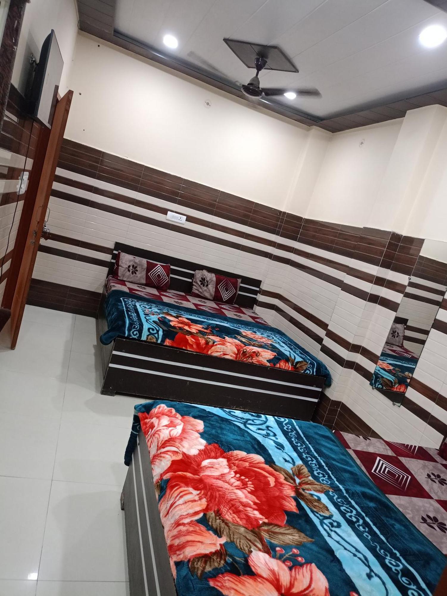 Guest house N Gaytri Place Near By Prem Mandir *