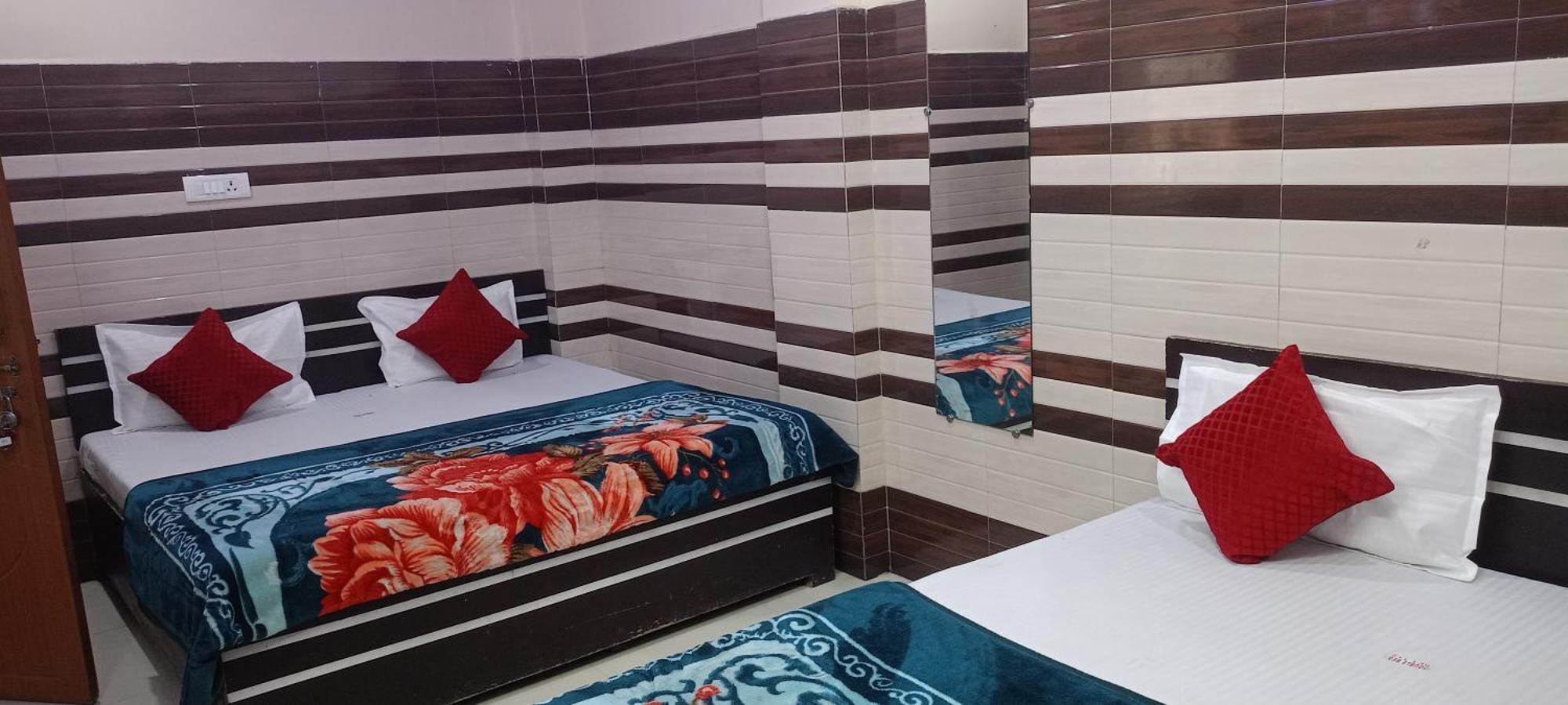 N Gaytri Place Near By Prem Mandir Guest house