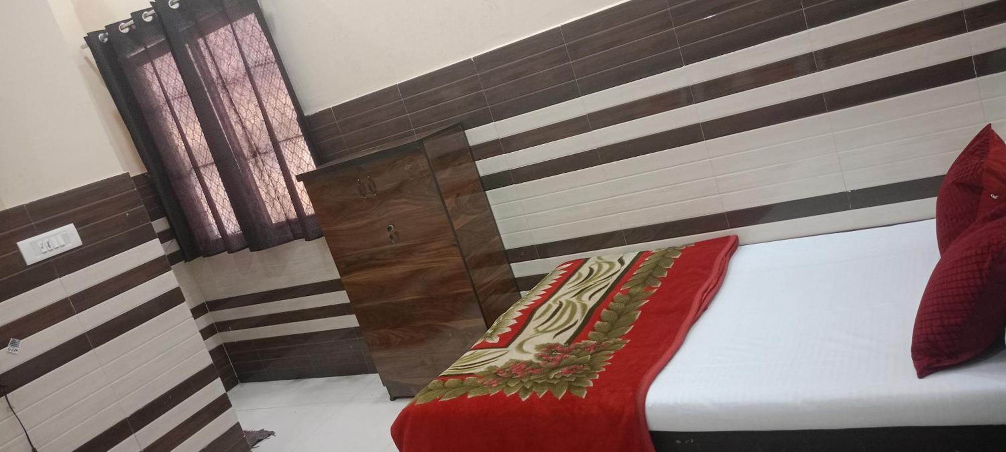 N Gaytri Place Near By Prem Mandir Guest house