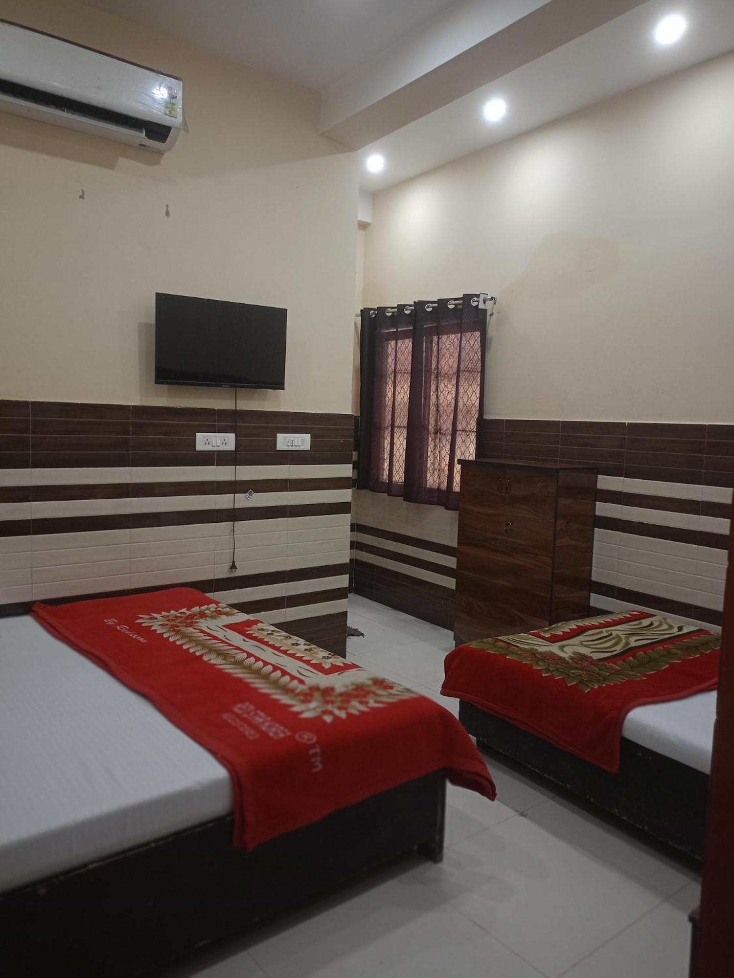 Guest house N Gaytri Place Near By Prem Mandir *