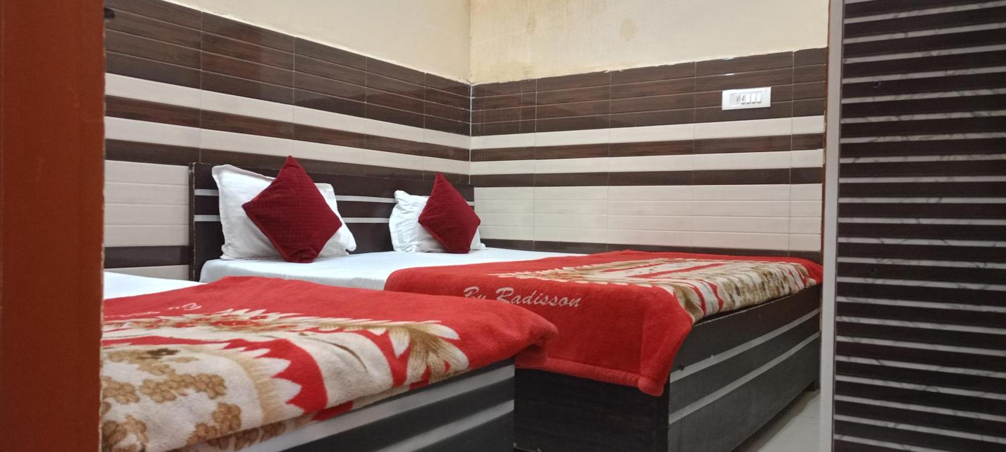 Guest house N Gaytri Place Near By Prem Mandir *